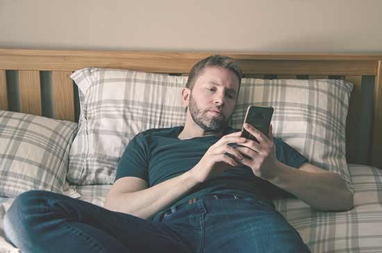 How to Deal with Your Man Texting Another Woman [10 Tips]